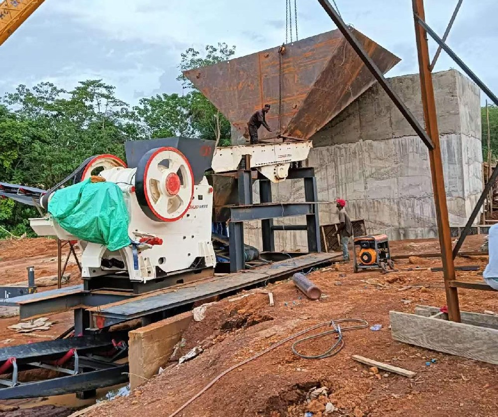 A Cambodian customer purchased a 300-ton-per-hour crushing production line from Shimeite Machinery.