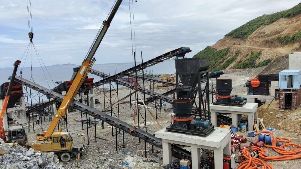 A Lao customer purchased a 300-ton-per-hour crushing production line from Shimeite Machinery.
